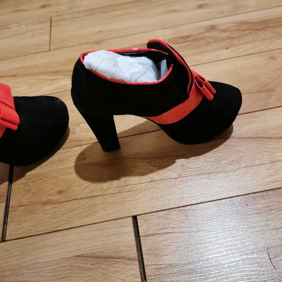 Almost new high heel shoes - Picture 2 of 2